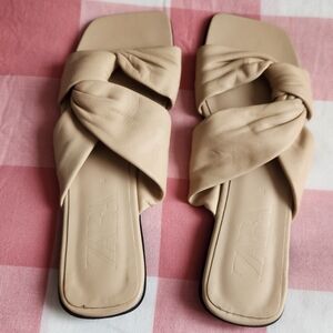 Flat sandal in soft leather. Color nude. NWOT. Size 8